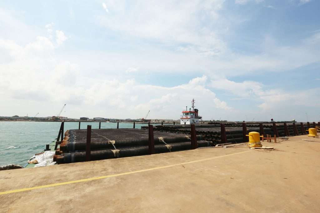 Aktivitas-Kapal-Cargo-di-Kabil-Citra-Nusa-Cargo-Port