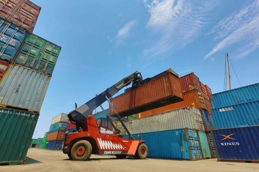 Aktivitas-Logistik-Peti-Kemas-Pelabuhan-Barang-Batuampar