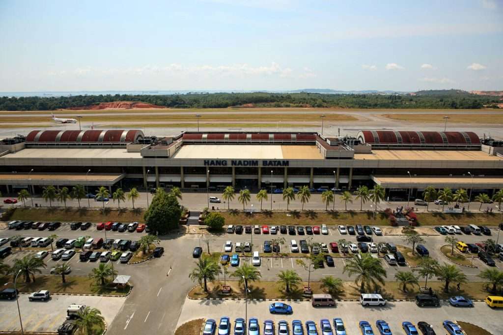 Lapangan-Parkir-Kendaraan-di-Bandara-Hang-Nadim