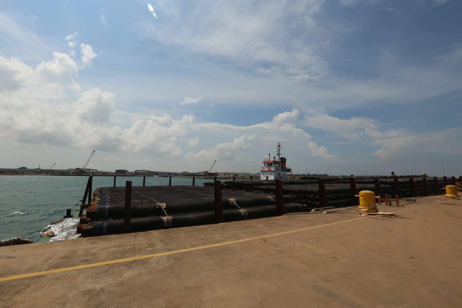 Aktivitas Kapal Cargo di Kabil Citra Nusa Cargo Port
