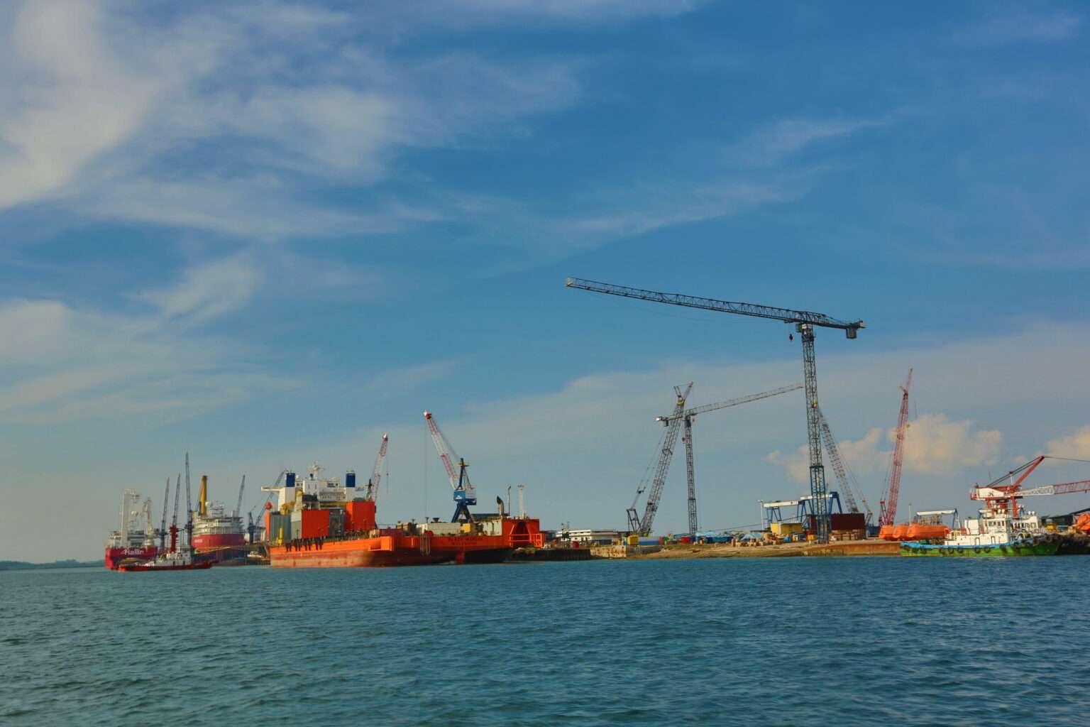 Aktivitas Logistik Pelabuhan Barang Kabil