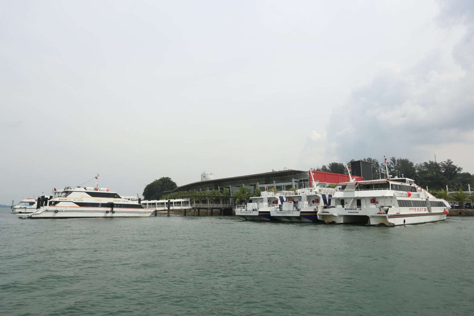 Aktivitas Perkapalan di Pelabuhan Internasional Sekupang