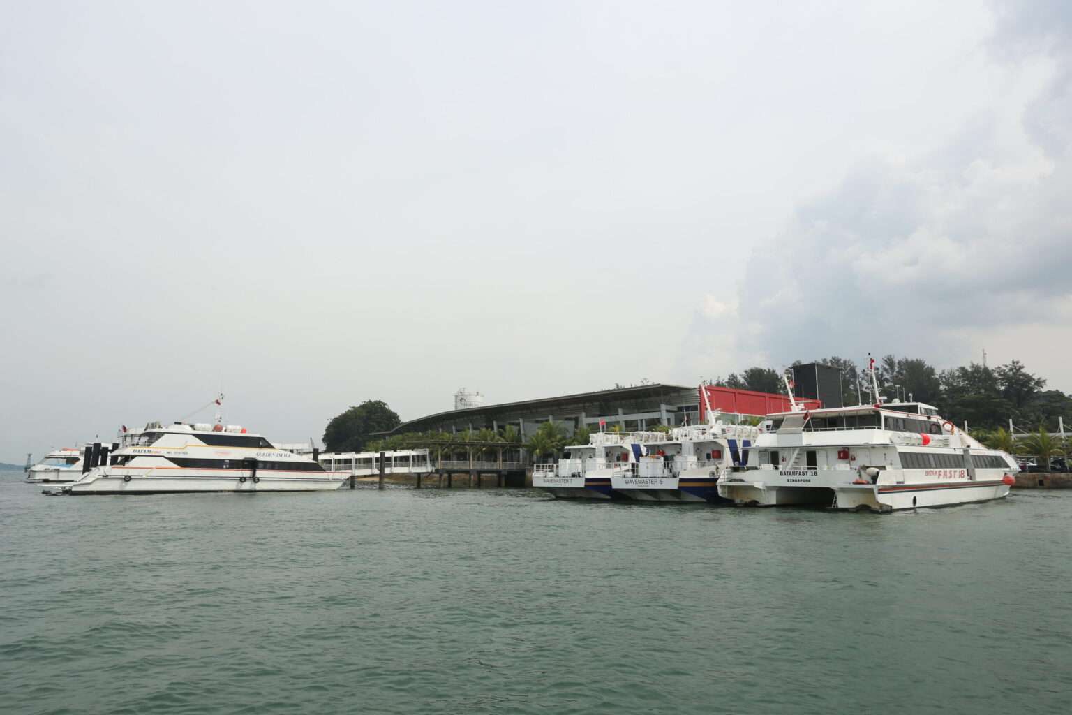 Aktivitas Perkapalan di Pelabuhan Internasional Sekupang