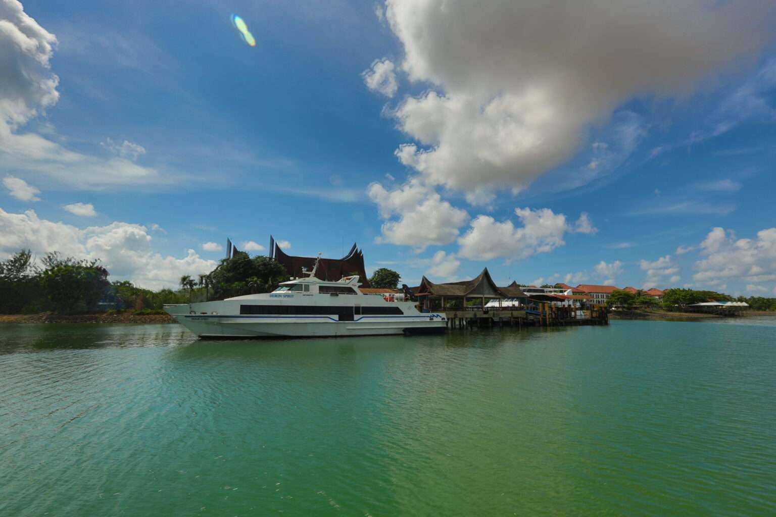 Aktivitas di Pelabuhan Teluk Senimba