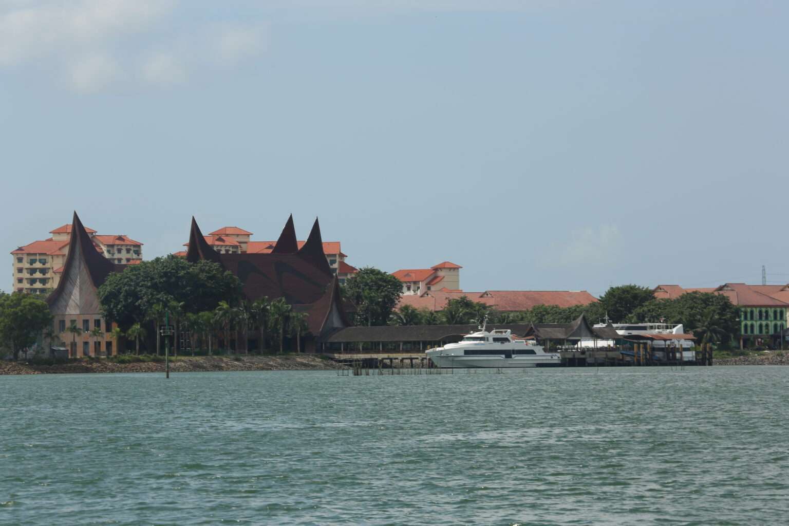 Pelabuhan Teluk Senimba dari Jauh