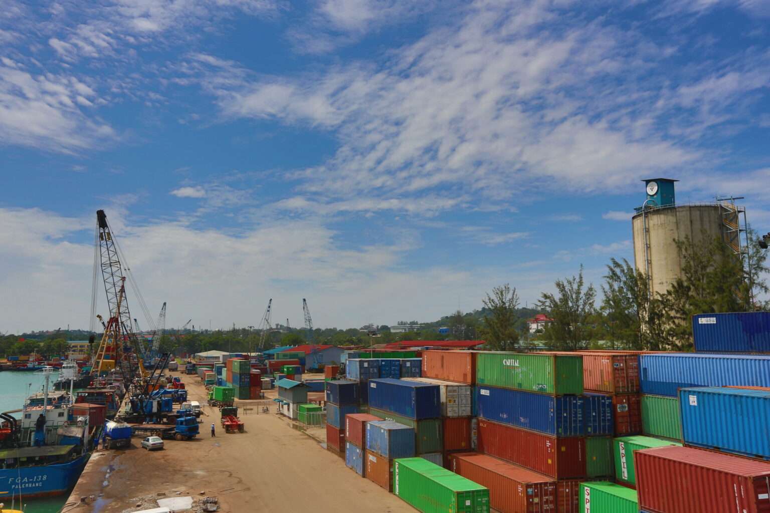 Penyimpanan Peti Kemas di Pelabuhan Barang Batuampar